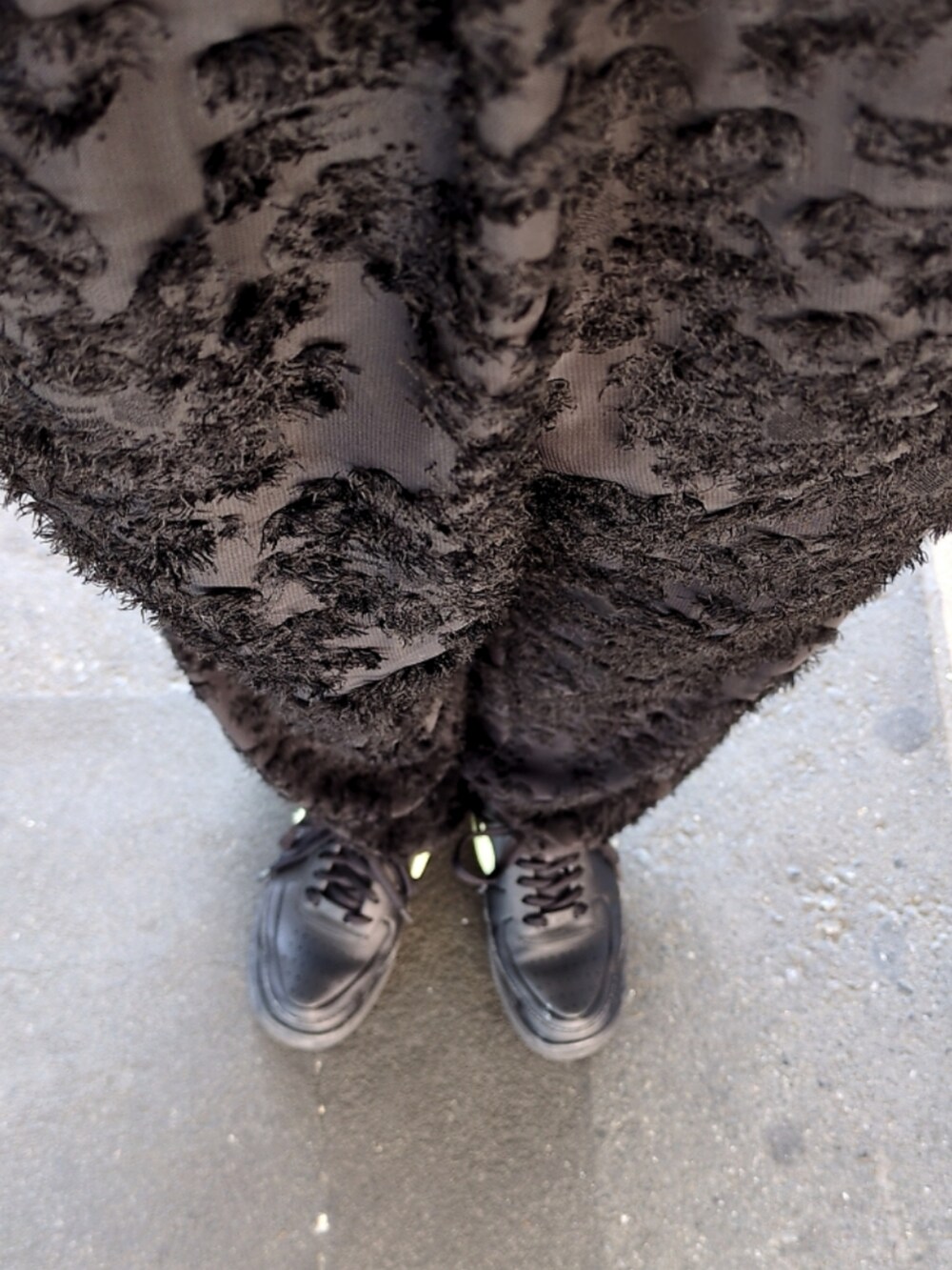 ブラック系のスニーカー、ブラック系のその他パンツを着用したレディースの春コーディネートの3枚目の写真