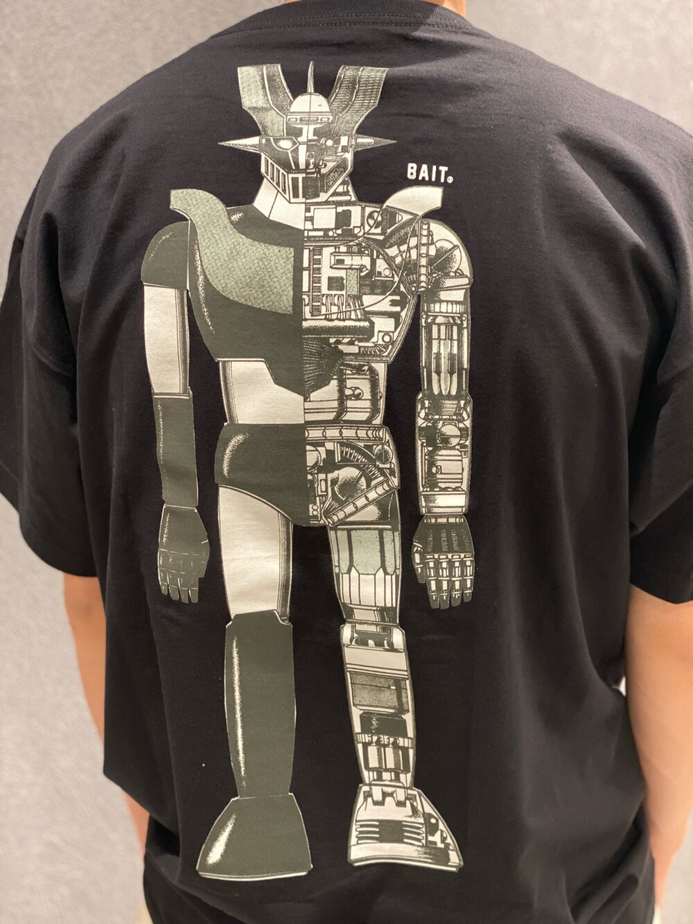 ブラック系のTシャツ/カットソーを着用したメンズの冬コーディネートの2枚目の写真