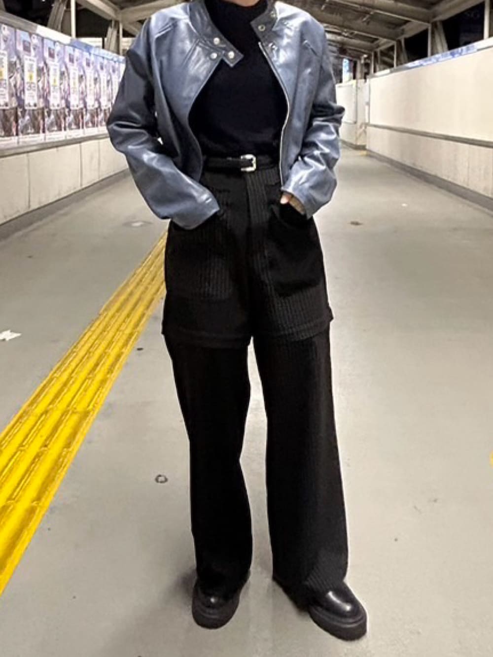 「お出かけコーデ、シンプルスタイル、モノトーン、レザージャケット、スラックス、おしゃれさんと繋がりたい、ootd、uenui、FREAK’Ｓ STORE」｜「Uenuiのfake leather riders jacket（ライダースジャケット、ブルー系）」を使った、마사? さん（レディース・157cm）の春コーディネートの2枚目の写真