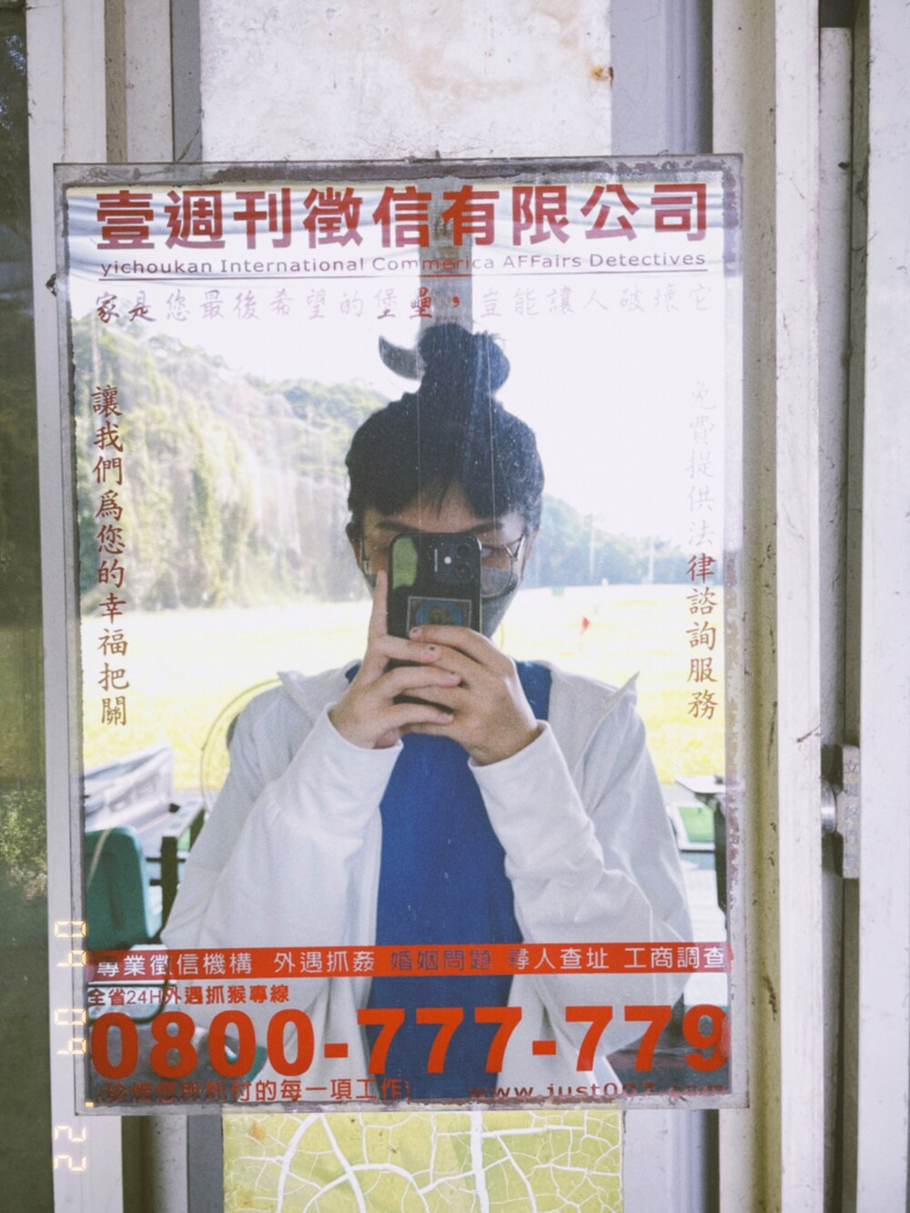 ホワイト系のブルゾン、ブルー系のTシャツ/カットソー、ホワイト系のスカートを着用したレディースの冬コーディネートの2枚目の写真