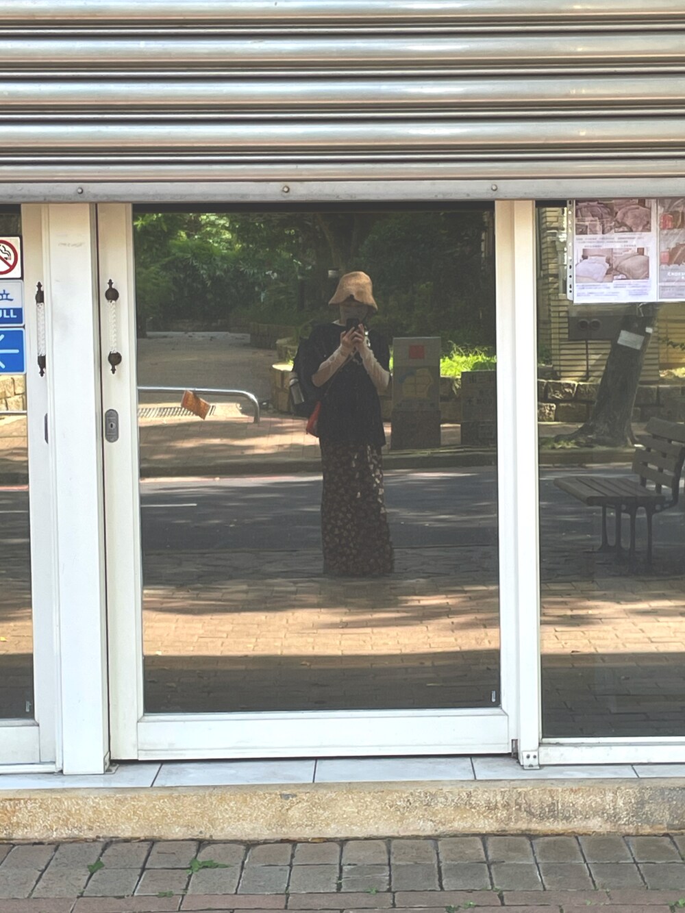 ブラック系のTシャツ/カットソー、ブラック系のワンピース、ベージュ系のその他トップスを着用したレディースの冬コーディネートの2枚目の写真