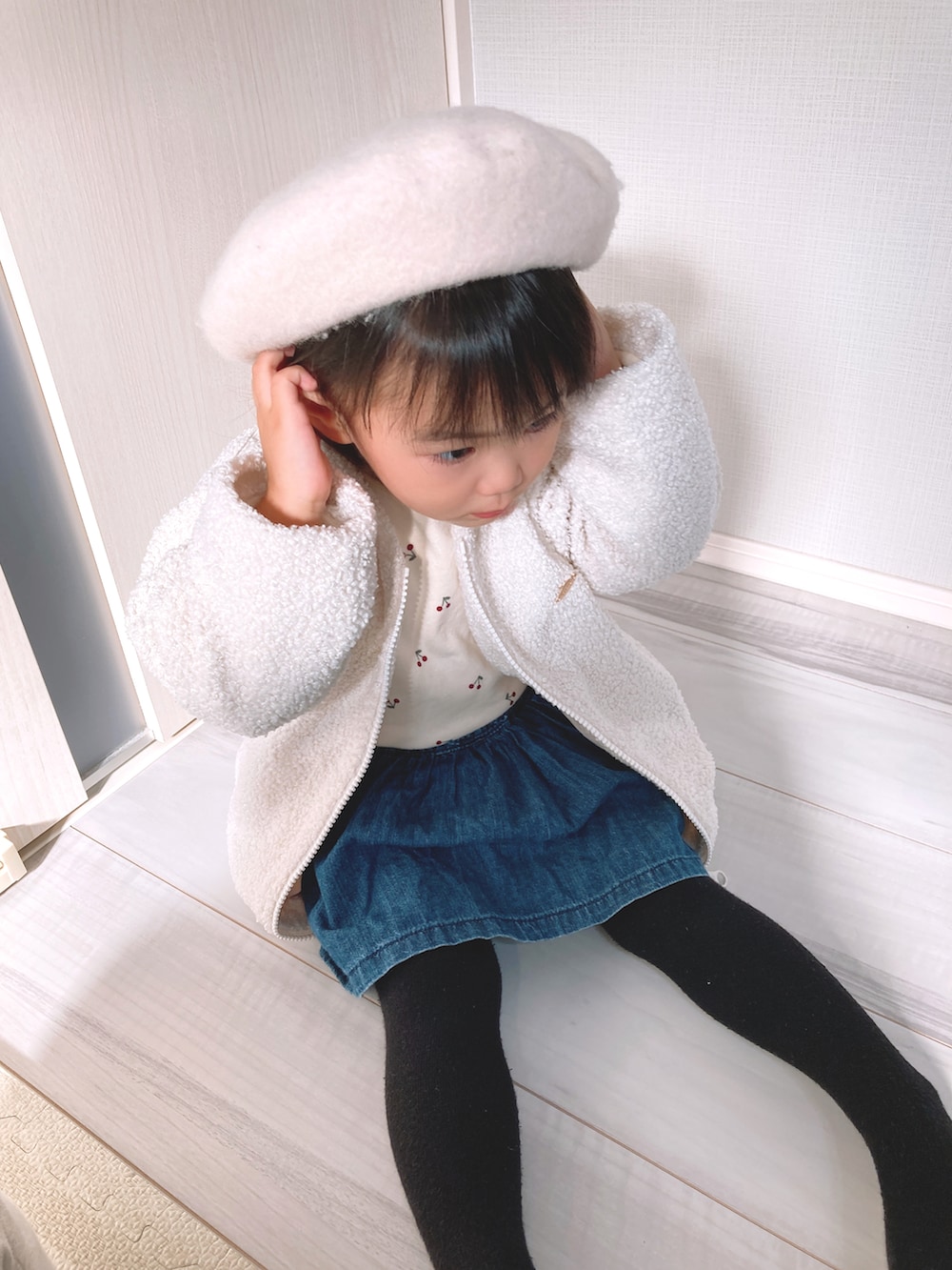 ホワイト系のノーカラージャケット、ピンク系のTシャツ/カットソー、ベージュ系のハンチング/ベレー帽を着用したキッズの秋コーディネートの2枚目の写真