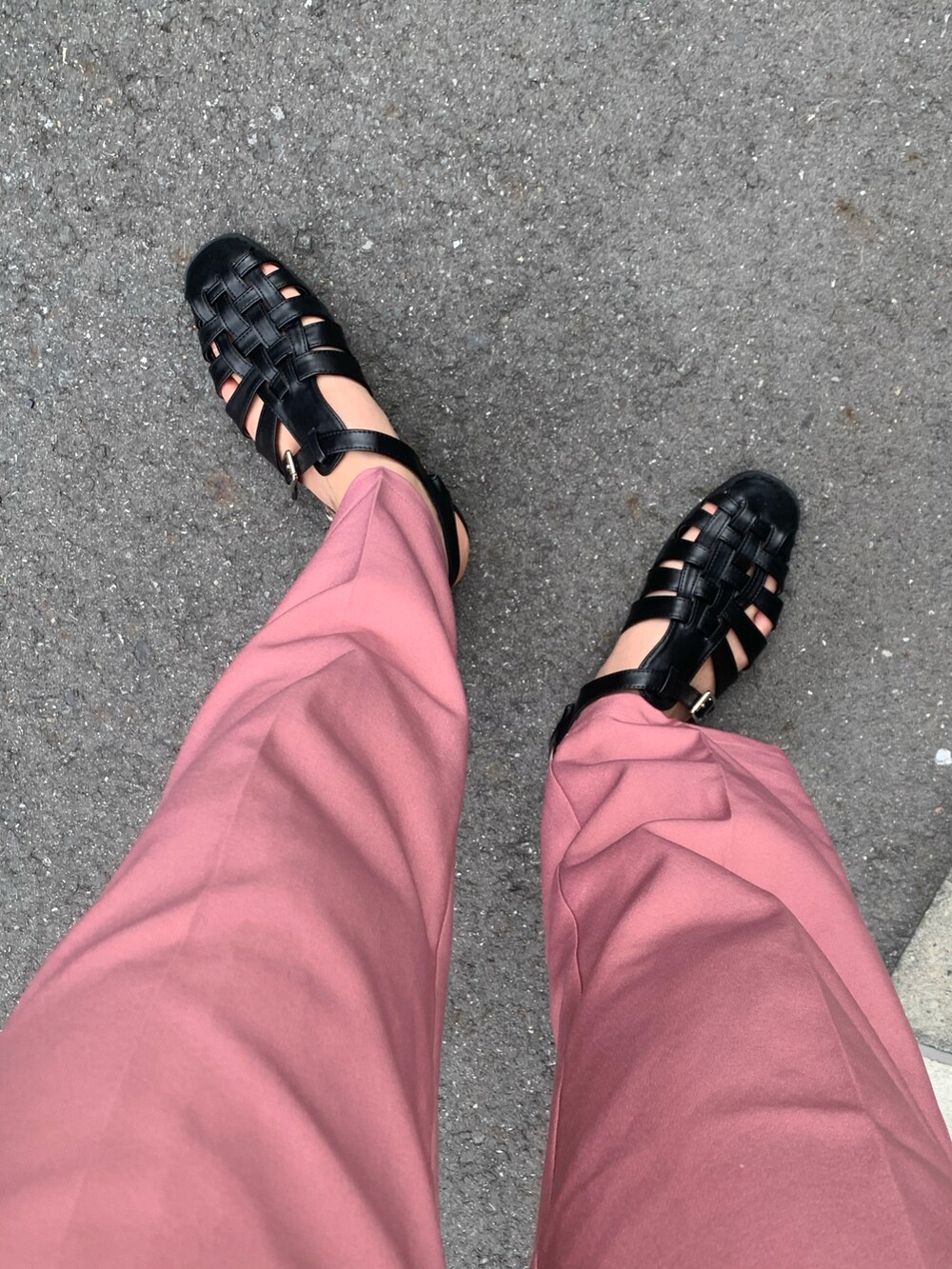 ピンク系のスラックス、グレー系のTシャツ/カットソー、ブラック系のサンダルを着用したレディースの夏コーディネートの2枚目の写真