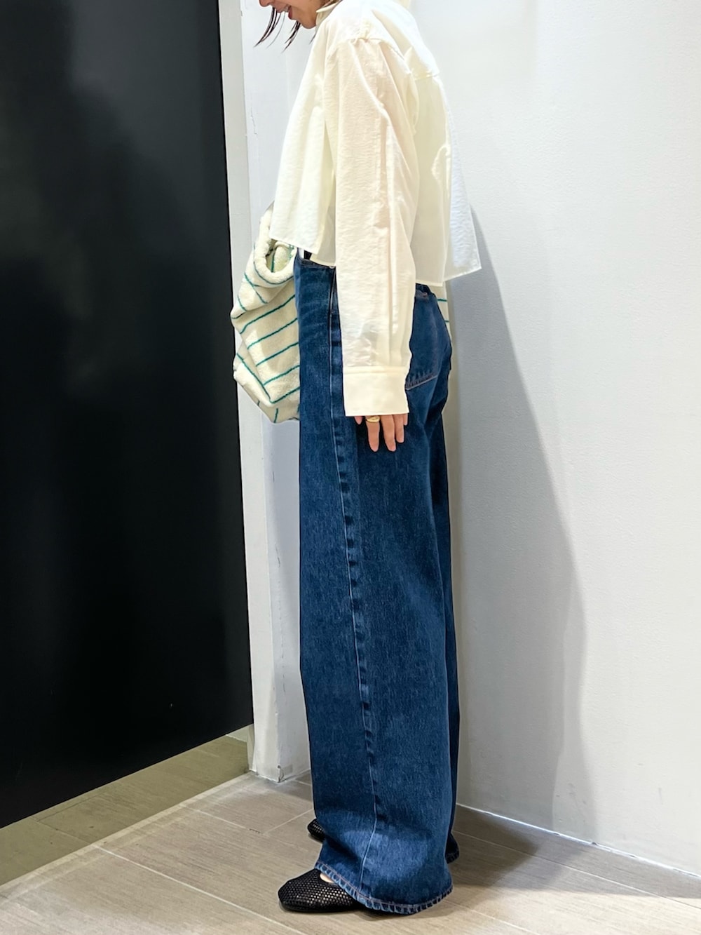 ホワイト系のシャツ/ブラウス、ブルー系のデニムパンツ、その他のトートバッグを着用したレディースの夏コーディネートの2枚目の写真