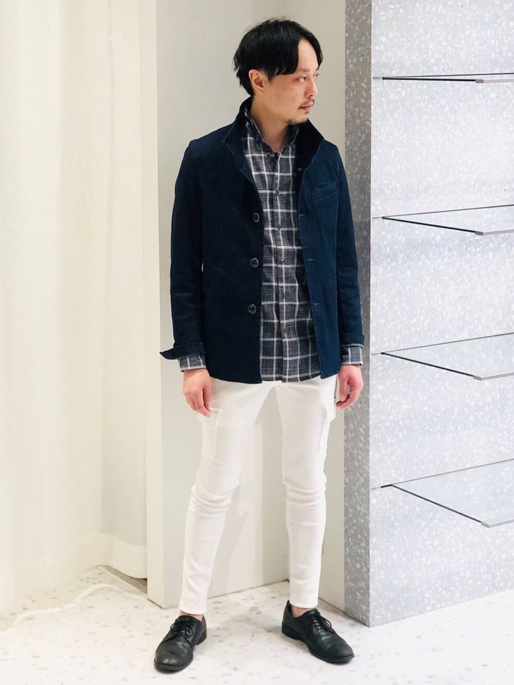 「今日のコーデ、春服、きれいめカジュアル、大人コーデ、30代コーデ、ラトルトラップ、スタンドカラー、チエックシャツ、デニム、カーゴパンツ、スキニー」|「RATTLE TRAPの10.25ozストレッチデニムブルゾン(デニムジャケット、ブルー系)」を使った、RT staffstylingさん(メンズ・168cm)の春コーディネートの2枚目の写真