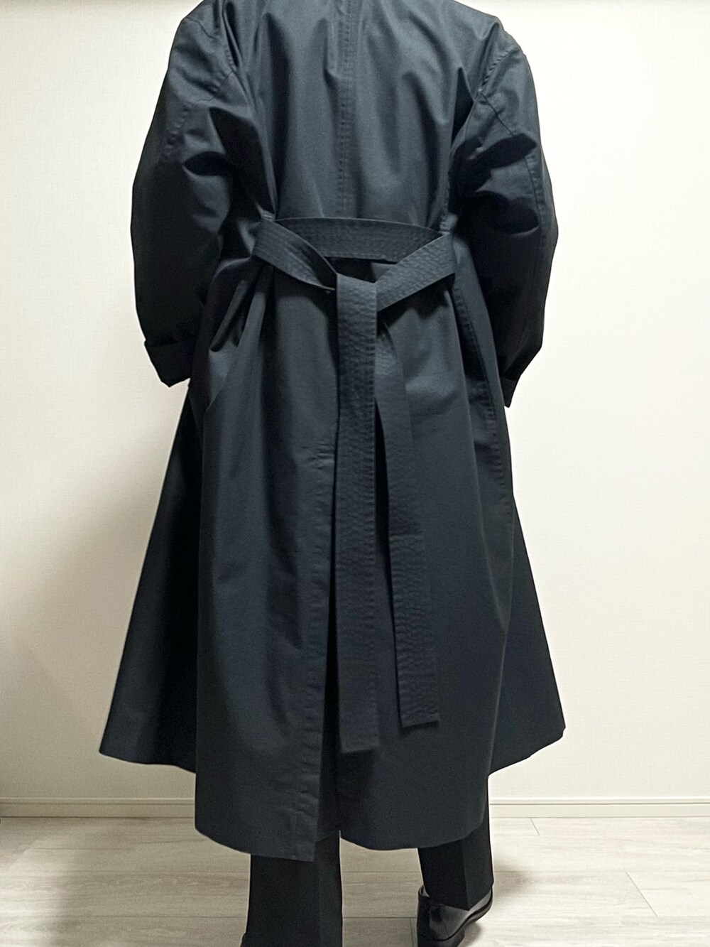 ブラック系のカーディガン/ボレロ、ブラック系のトレンチコート、ブラック系のTシャツ/カットソーを着用したメンズの冬コーディネートの3枚目の写真