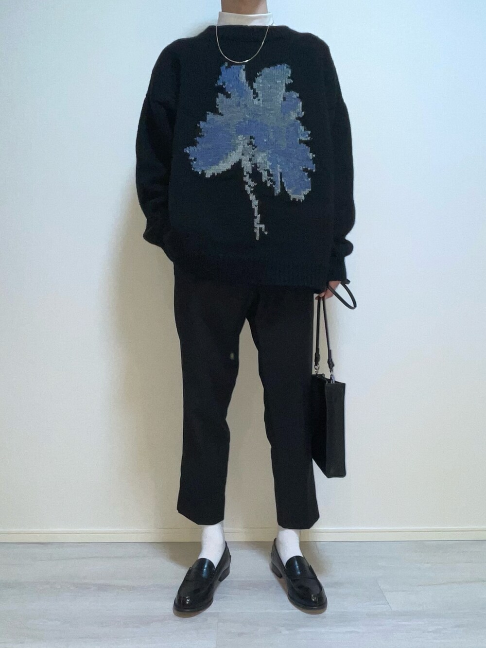 ホワイト系のその他トップス、ブラック系のニット/セーター、ブラック系のチェスターコートを着用したメンズの冬コーディネートの2枚目の写真