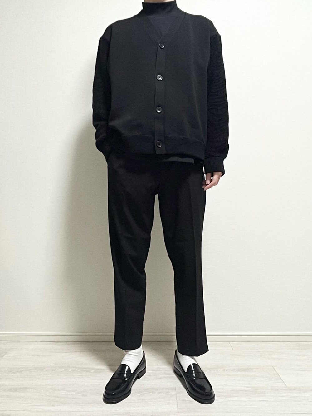 ブラック系のカーディガン/ボレロ、ブラック系のトレンチコート、ブラック系のTシャツ/カットソーを着用したメンズの冬コーディネートの4枚目の写真