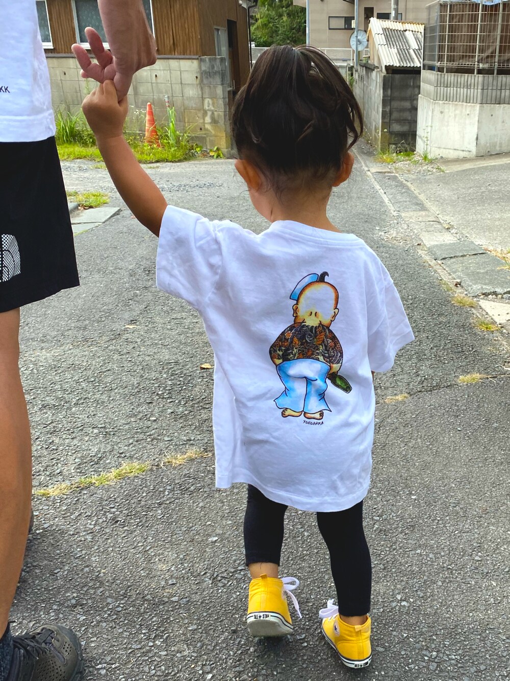 ホワイト系のTシャツ/カットソー、イエロー系のスニーカーを着用したキッズの秋コーディネートの2枚目の写真