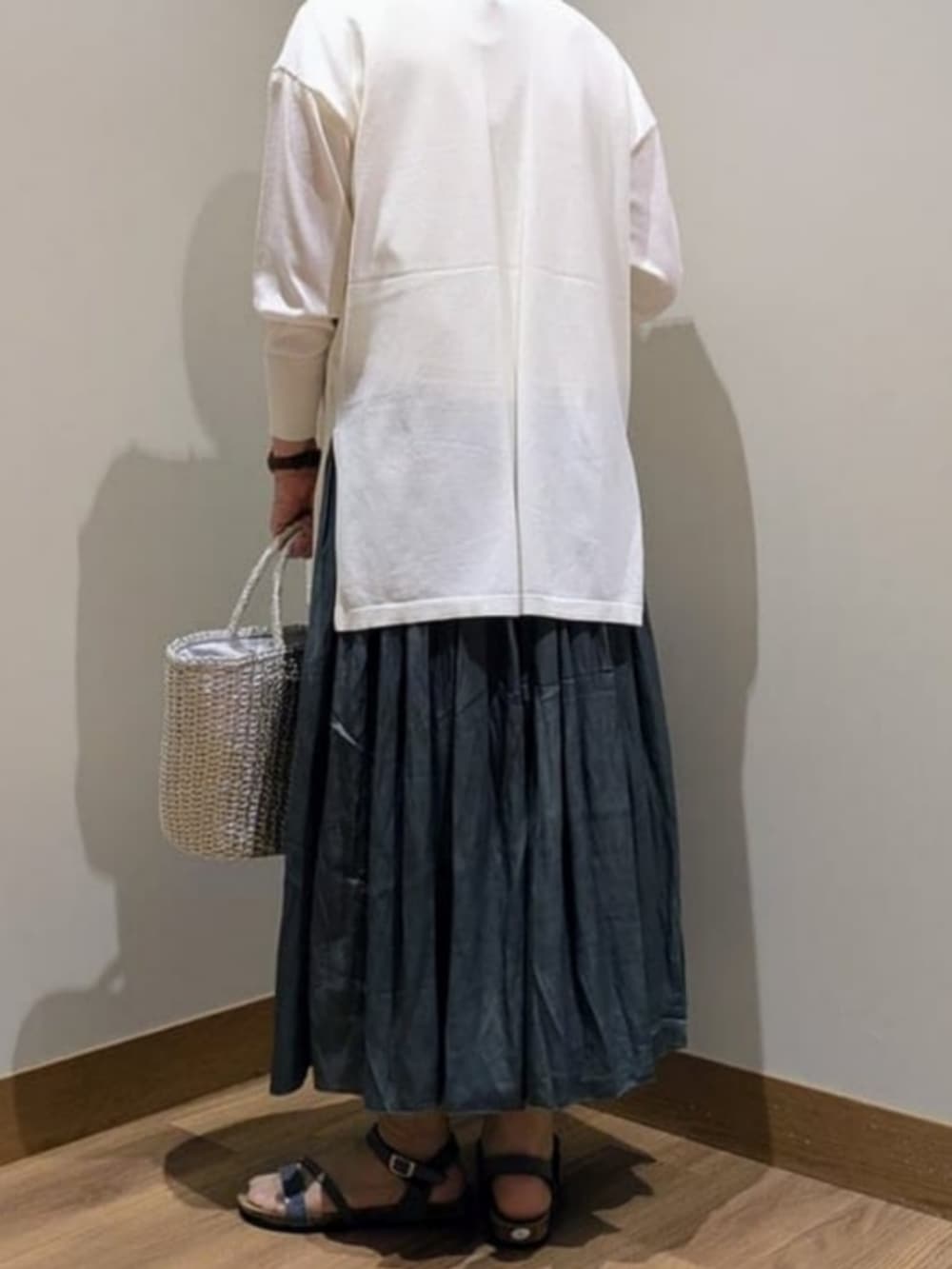 ホワイト系のトートバッグ、ホワイト系のカーディガン/ボレロ、ホワイト系のワンピースを着用したレディースの夏コーディネートの3枚目の写真