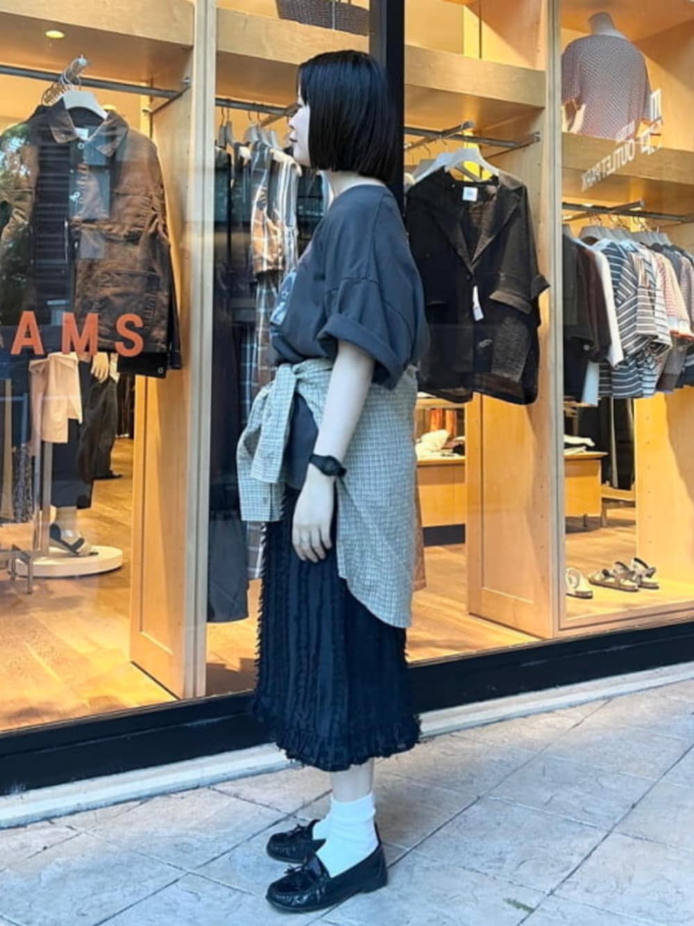 ベージュ系のシャツ/ブラウス、その他のTシャツ/カットソー、レッド系のクラッチバッグを着用したレディースの夏コーディネートの3枚目の写真