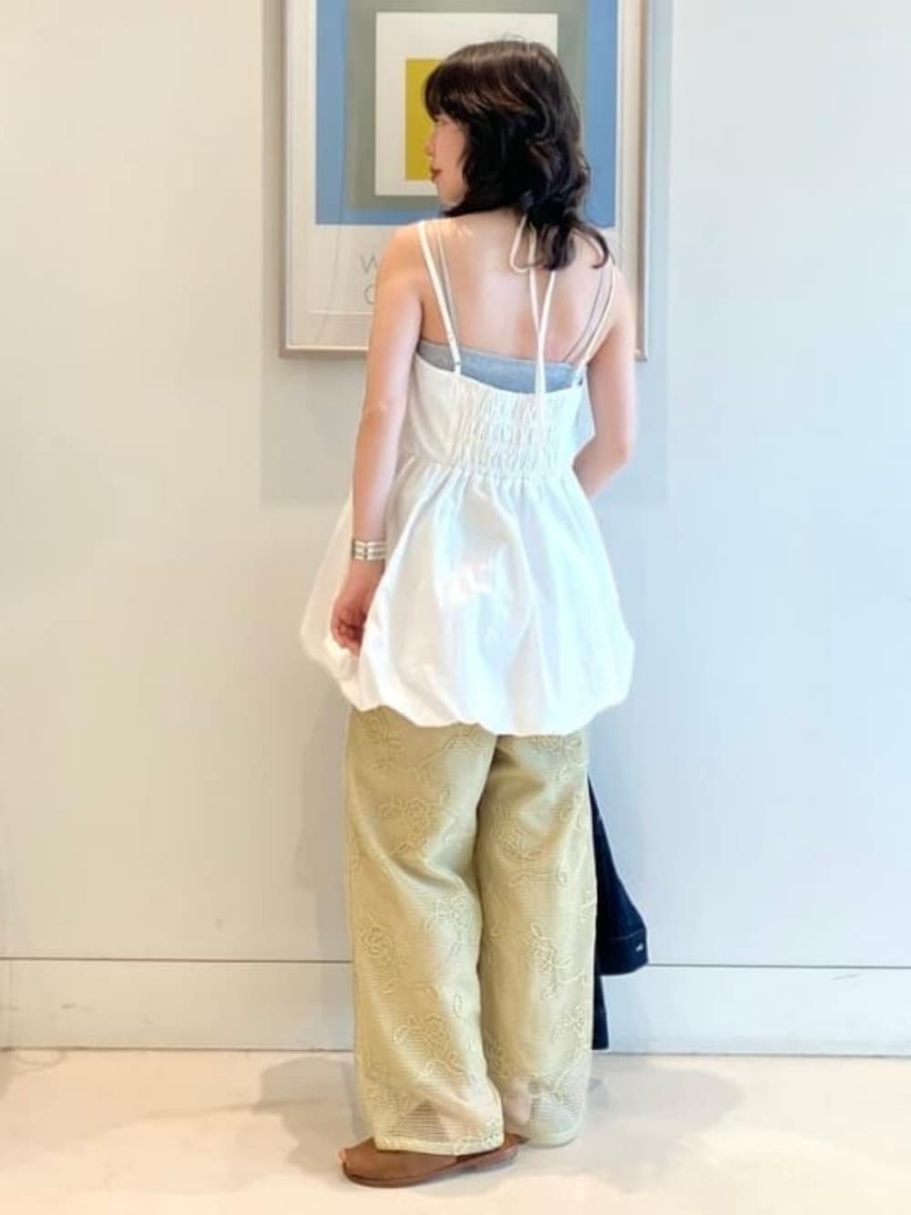 グリーン系のその他パンツ、ホワイト系のチュニックを着用したレディースの春コーディネートの4枚目の写真