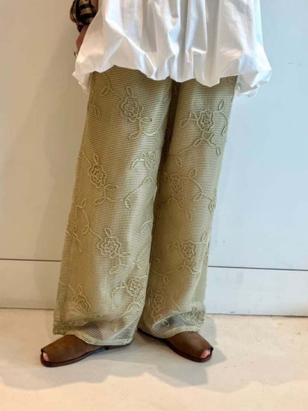 グリーン系のその他パンツ、ホワイト系のチュニックを着用したレディースの春コーディネートの7枚目の写真