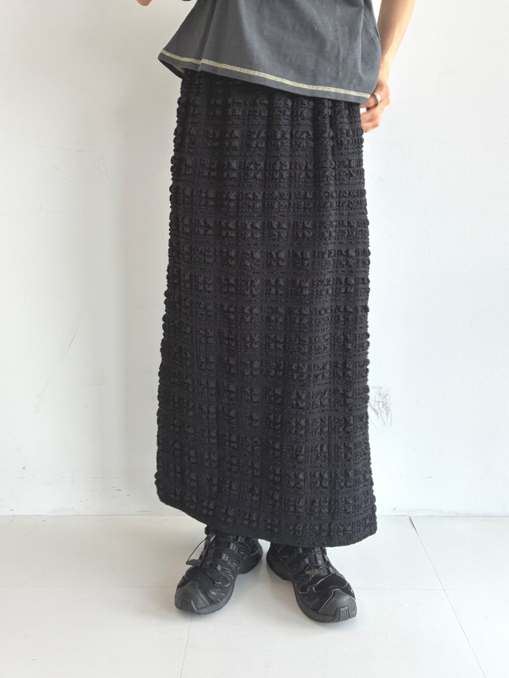 ブラック系のスカート、グレー系のTシャツ/カットソーを着用したレディースの春コーディネートの4枚目の写真