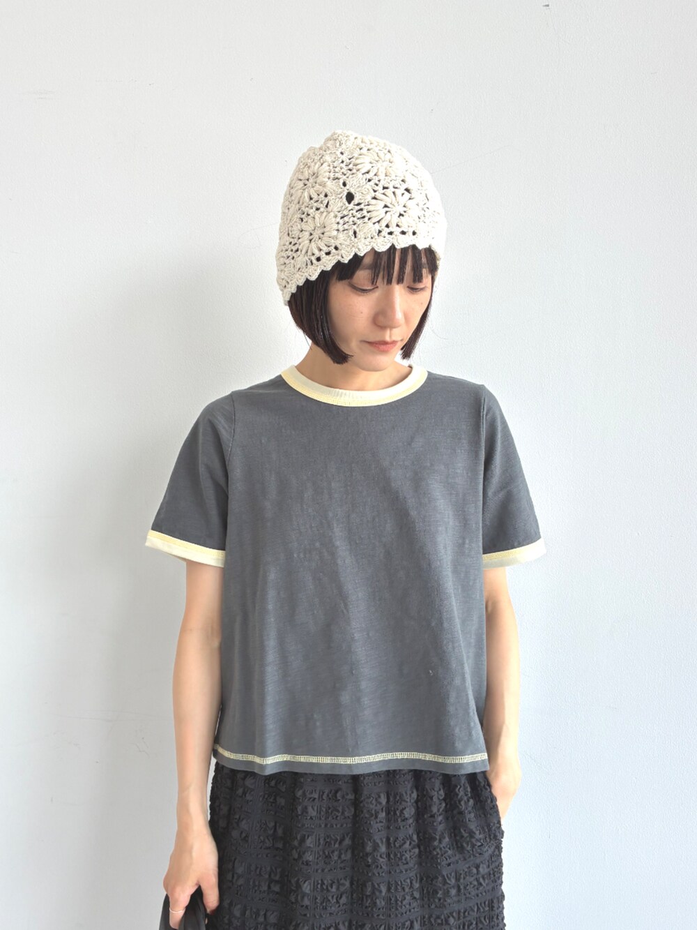 ブラック系のスカート、グレー系のTシャツ/カットソーを着用したレディースの春コーディネートの3枚目の写真