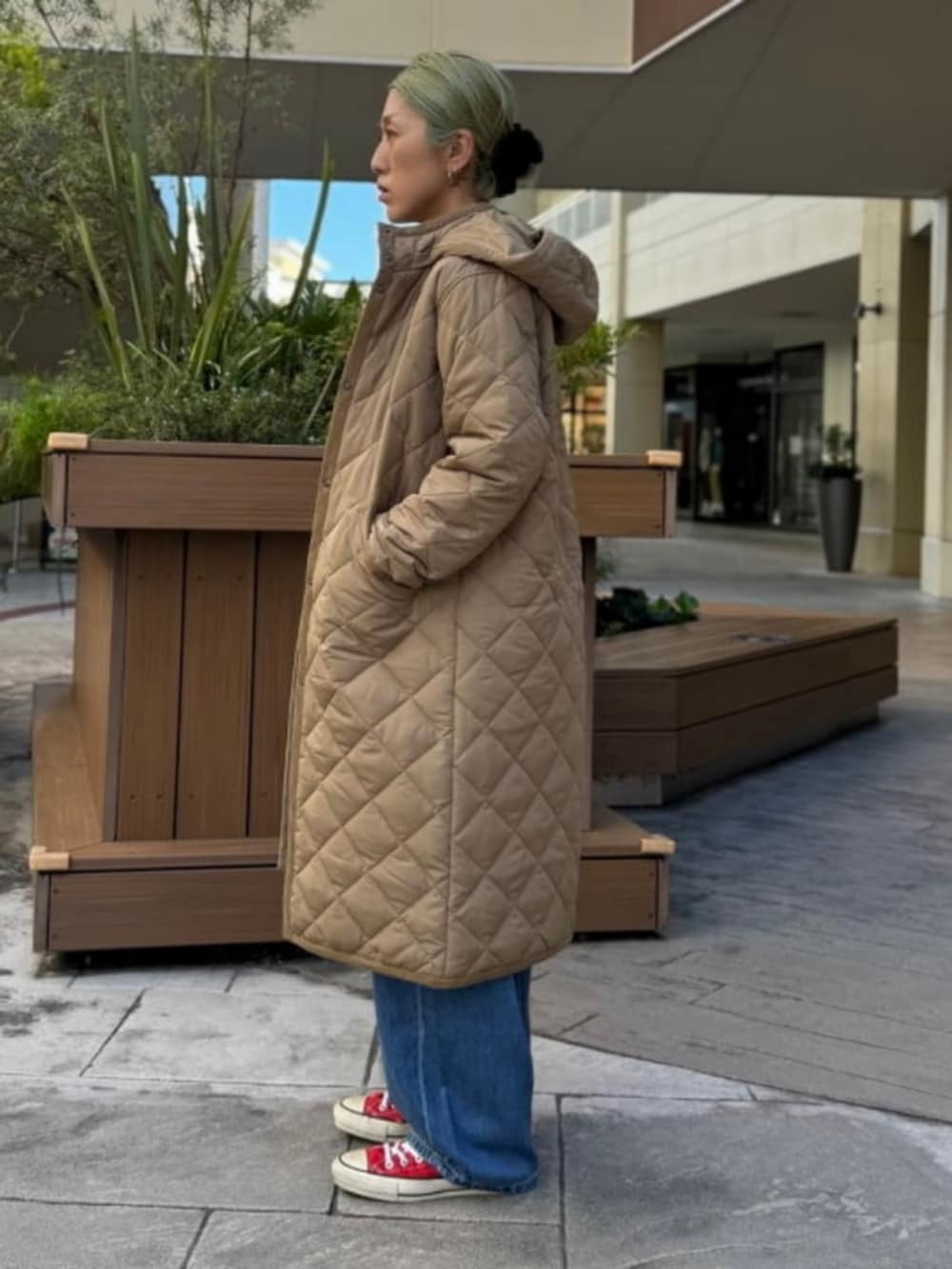 ベージュ系のその他アウター、ブルー系のデニムパンツ、ブルー系のニット/セーターを着用したレディースの秋コーディネートの2枚目の写真
