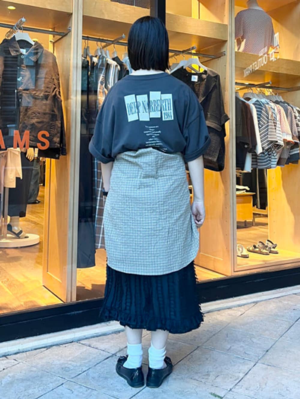 ベージュ系のシャツ/ブラウス、その他のTシャツ/カットソー、レッド系のクラッチバッグを着用したレディースの夏コーディネートの2枚目の写真