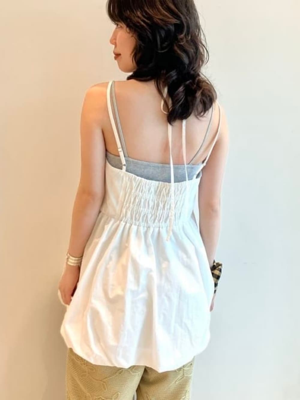 グリーン系のその他パンツ、ホワイト系のチュニックを着用したレディースの春コーディネートの6枚目の写真