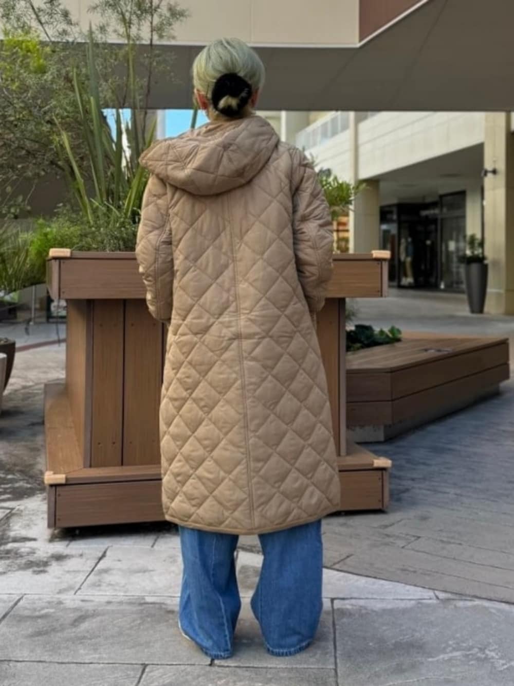 ベージュ系のその他アウター、ブルー系のデニムパンツ、ブルー系のニット/セーターを着用したレディースの秋コーディネートの3枚目の写真