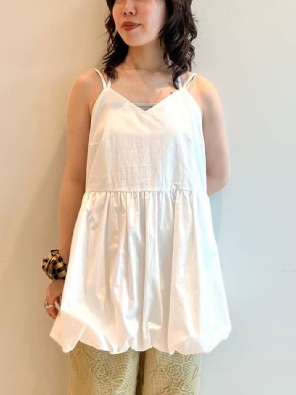 グリーン系のその他パンツ、ホワイト系のチュニックを着用したレディースの春コーディネートの5枚目の写真