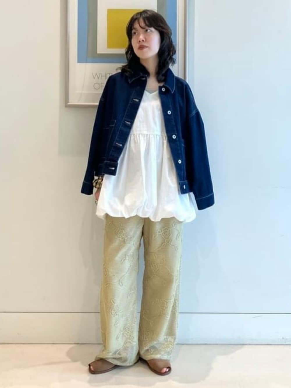 グリーン系のその他パンツ、ホワイト系のチュニックを着用したレディースの春コーディネートの2枚目の写真