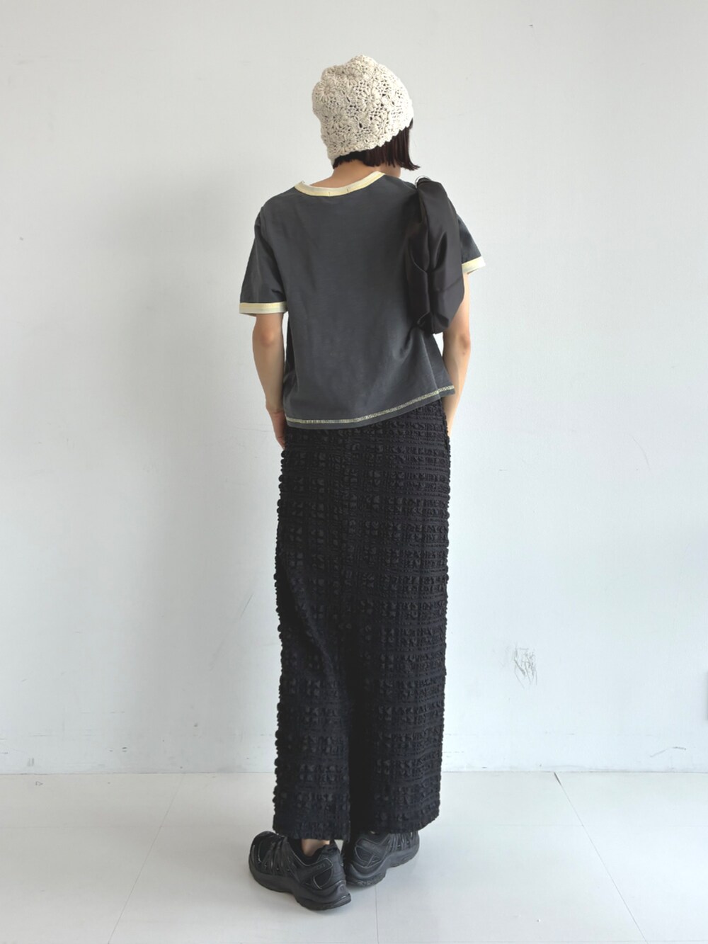 ブラック系のスカート、グレー系のTシャツ/カットソーを着用したレディースの春コーディネートの2枚目の写真