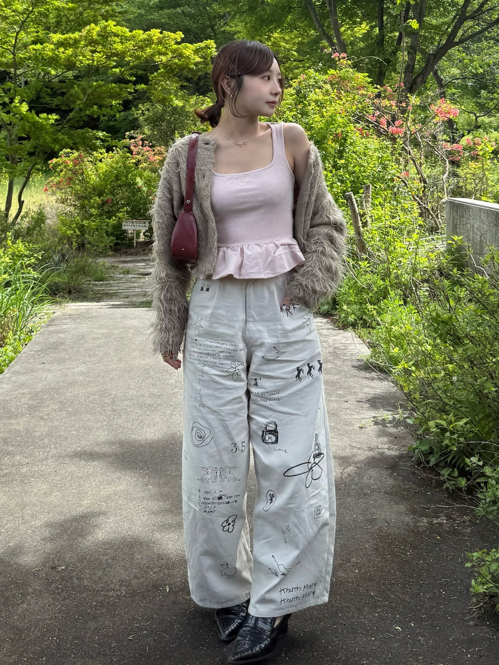 ホワイト系のその他パンツ、ピンク系のタンクトップ、レッド系のショルダーバッグを着用したレディースの春コーディネートの2枚目の写真