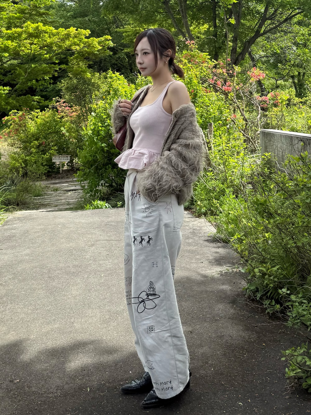 ホワイト系のその他パンツ、ピンク系のタンクトップ、レッド系のショルダーバッグを着用したレディースの春コーディネートの3枚目の写真