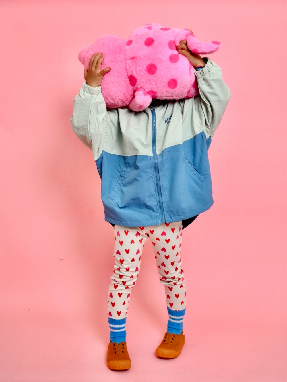 ホワイト系のナイロンジャケット、ホワイト系のその他パンツを着用したキッズの春コーディネートの2枚目の写真