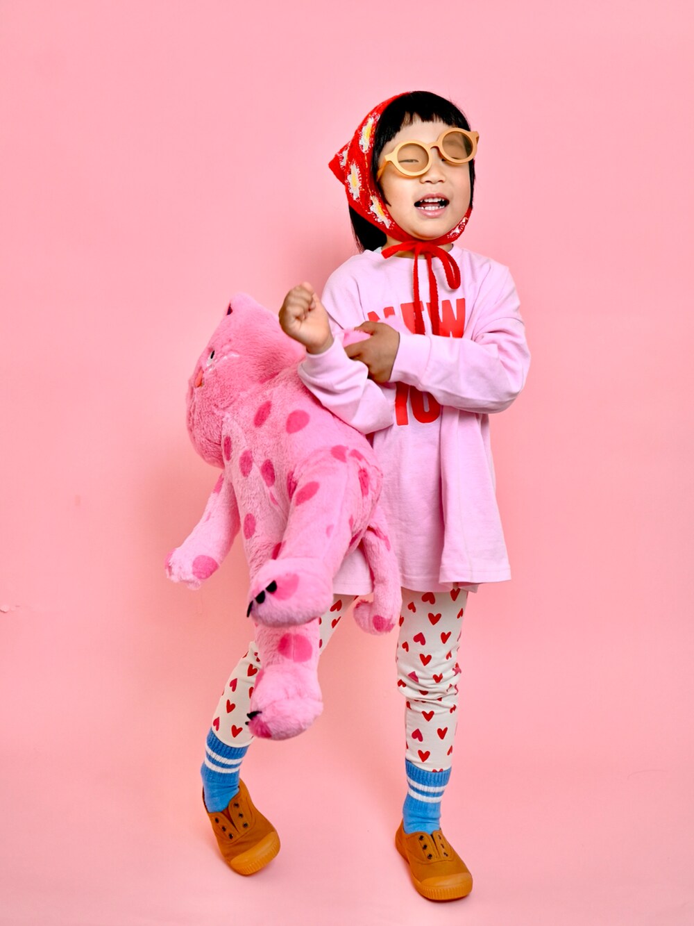 ピンク系のTシャツ/カットソー、ホワイト系のその他パンツを着用したキッズの春コーディネートの2枚目の写真