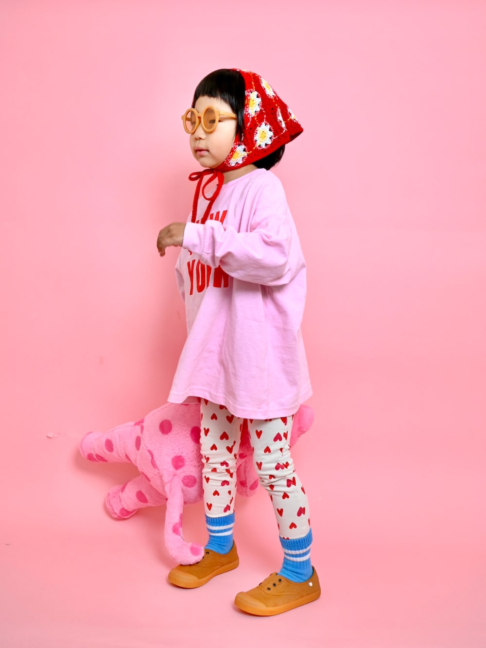 ピンク系のTシャツ/カットソー、ホワイト系のその他パンツを着用したキッズの春コーディネートの3枚目の写真