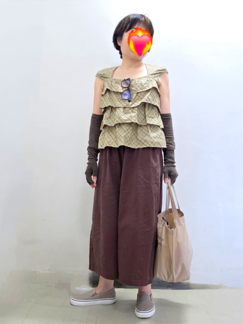 「メガネ女子、古着、チェック、ブラウン、スリッポン、夏、オトナ女子、夏コーデ、フリル、オトナカワイイ、トートバッグ、大人コーデ」｜「無印良品のブルーライト対応　ウェリントン型サングラス（サングラス、ブラウン系）」を使った、pomepomekurukuruさん（骨格ストレート・レディース・157cm）の夏コーディネートの2枚目の写真