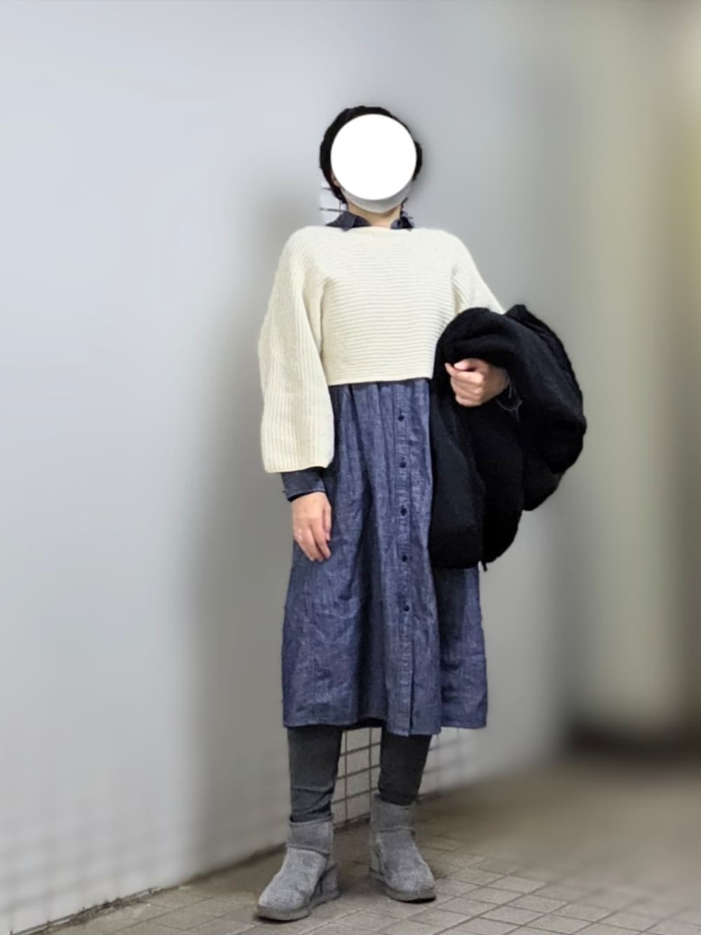 ホワイト系のニット/セーター、ブラック系のブルゾン、ブルー系のシャツワンピースを着用したレディースの冬コーディネートの2枚目の写真