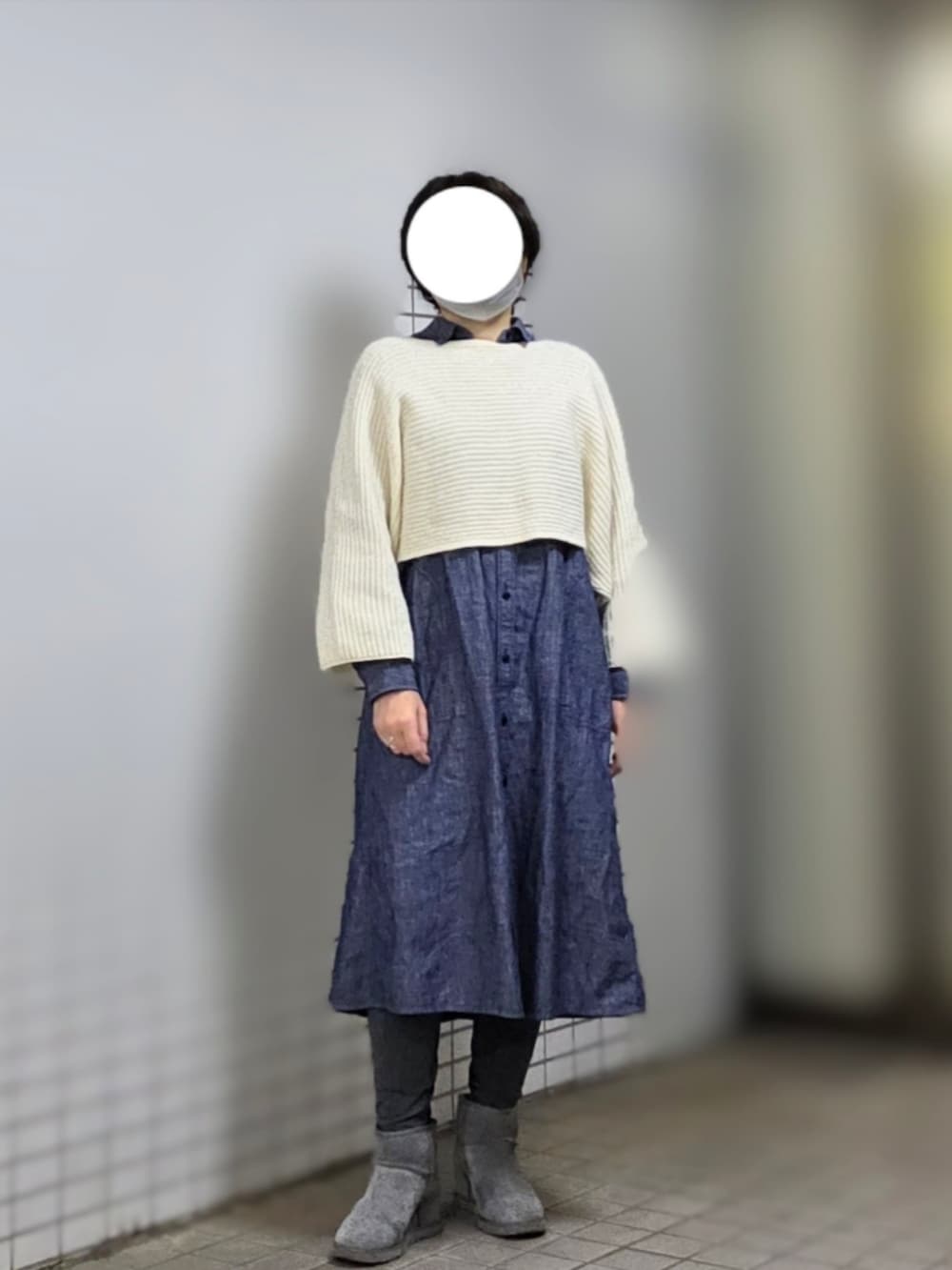 ホワイト系のニット/セーター、ブラック系のブルゾン、ブルー系のシャツワンピースを着用したレディースの冬コーディネートの3枚目の写真