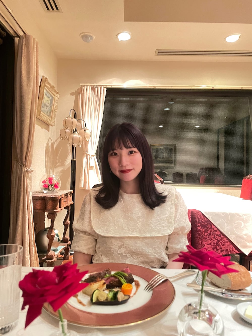 「キレイめ、誕生日、誕生日コーデ、おりな服、ドットスカート、白ブラウス、レースブラウス、オトナ女子、ディナーコーディネート、大人かわいい、低身長、骨格ウェーブ、モード、きれいめスタイル、黒スカート」｜「YOULI VOGUE COLLECTIONのアイテム（シャツ/ブラウス、ホワイト系）」を使った、おりな。さん（レディース・155cm）の夏コーディネートの2枚目の写真