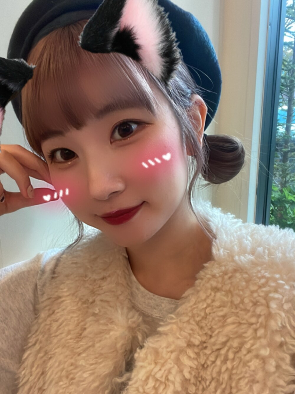 ホワイト系のベスト、グレー系のTシャツ/カットソー、ブラック系のショルダーバッグを着用したレディースの秋コーディネートの3枚目の写真