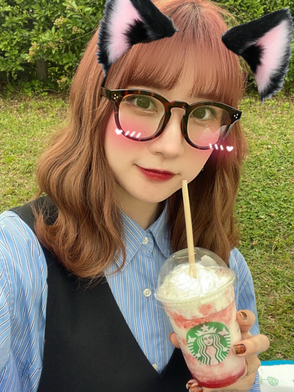 ブラック系のワンピース、ブルー系のシャツ/ブラウス、ブラック系のスニーカーを着用したレディースの春コーディネートの3枚目の写真