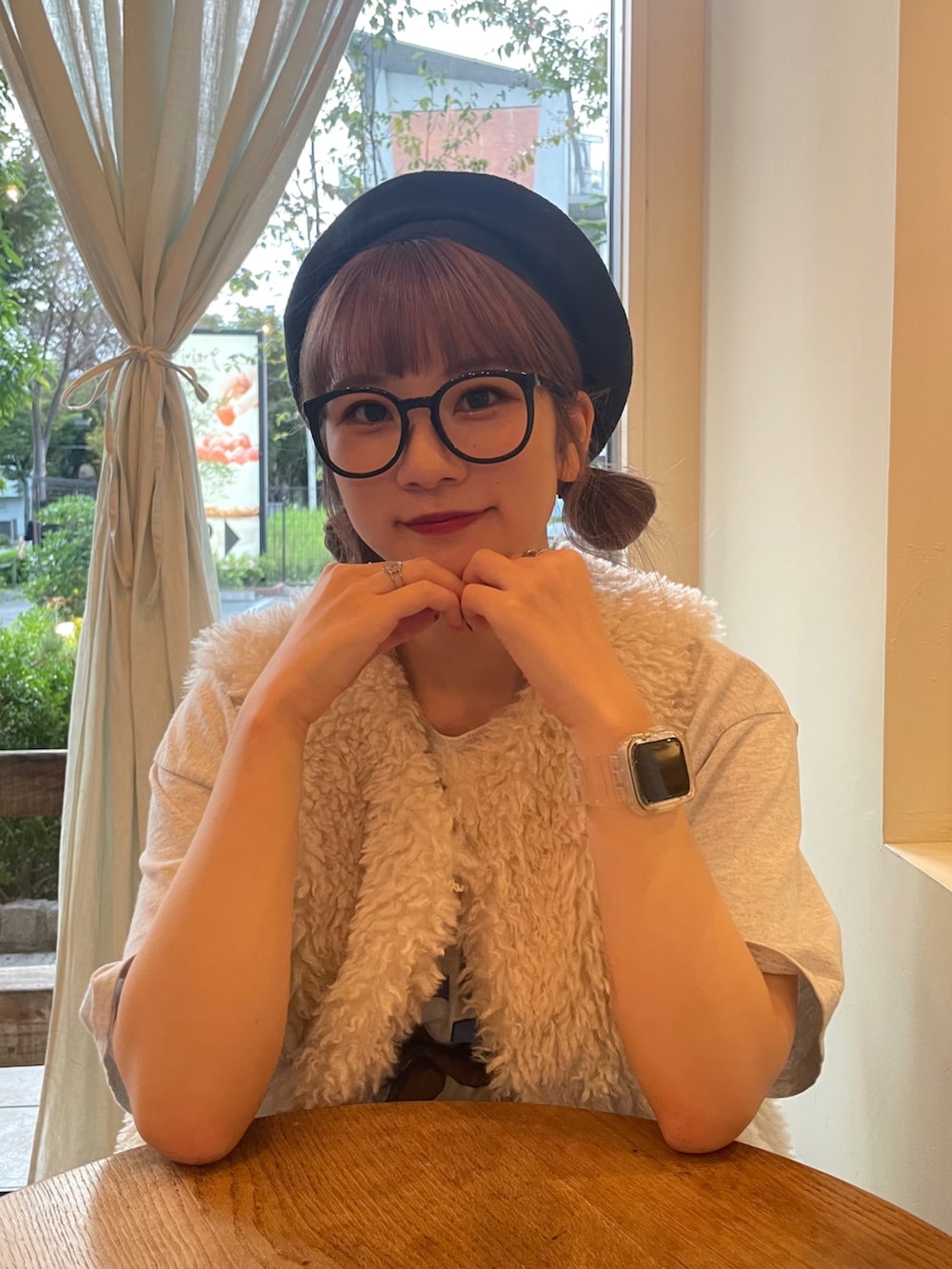 ホワイト系のベスト、グレー系のTシャツ/カットソー、ブラック系のショルダーバッグを着用したレディースの秋コーディネートの2枚目の写真