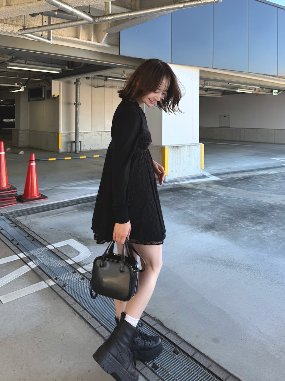 ブラック系のスニーカーを着用したレディースの秋コーディネートの3枚目の写真