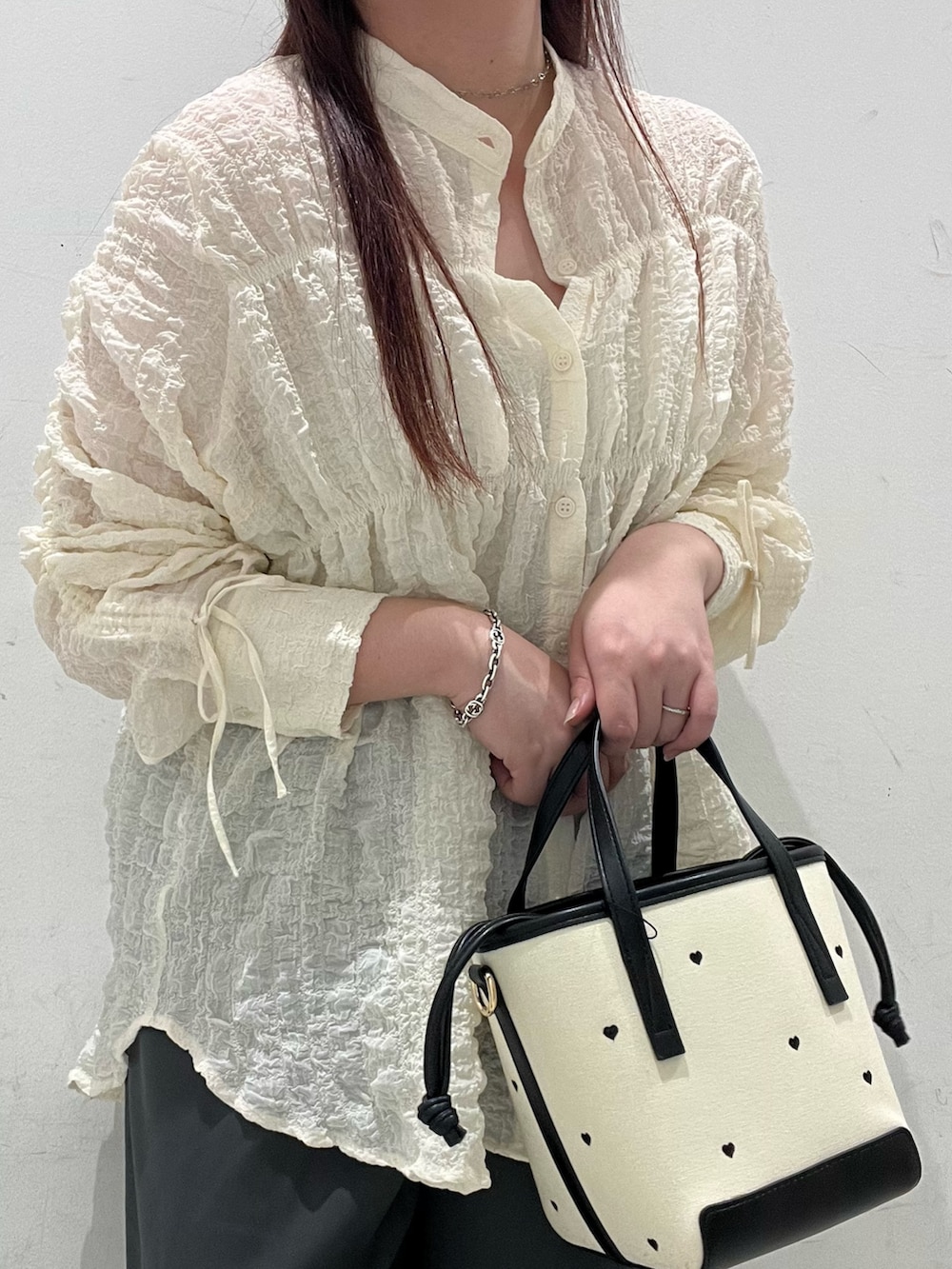 ホワイト系のシャツ/ブラウス、グレー系のその他パンツ、ブラック系のハンドバッグを着用したレディースの秋コーディネートの3枚目の写真