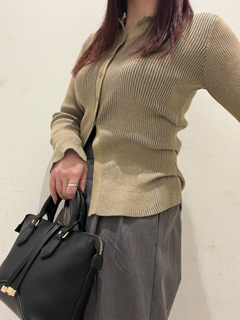 「プチプラ、シンプルスタイル、大人女子、オフィスカジュアル、ロデスコ、RODE SKO、SENSEOFPLACE、センスオブプレイス」｜「SENSE OF PLACE by URBAN RESEARCHのワイドイージーパンツ（その他パンツ、グレー系）」を使った、hikariさん（骨格ストレート・レディース・162cm）の冬コーディネートの2枚目の写真