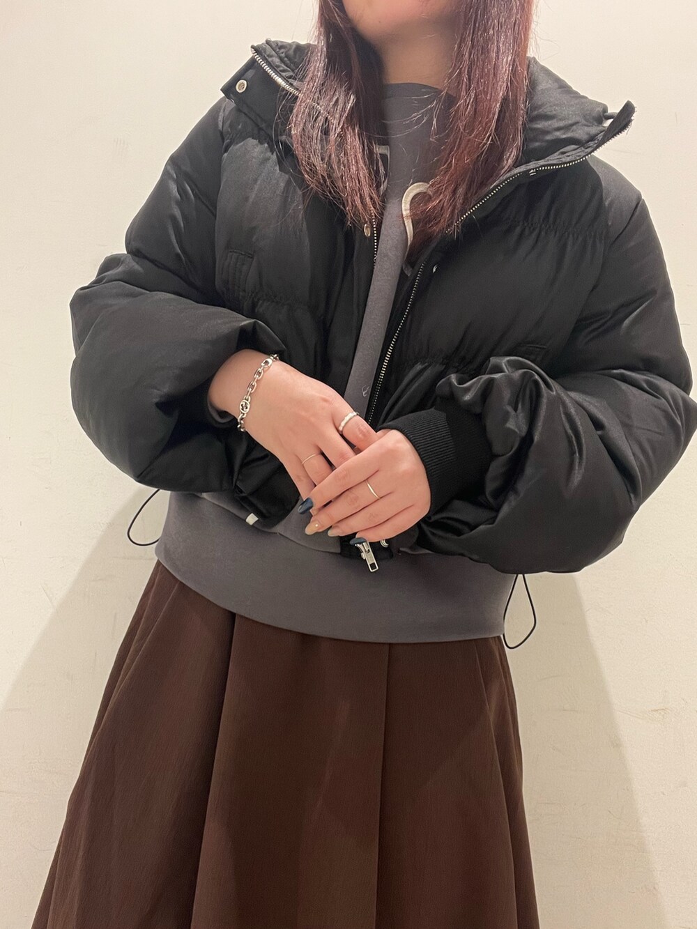 「プチプラ、シンプルスタイル、お出かけコーデ、カジュアルスタイル、ブラウン、バルーンスカート、ダウンジャケット、センスオブプレイス、SENSEOFPLACE」|「SENSE OF PLACE by URBAN RESEARCHの『再入荷予定』コードシシュウダンボールトップ(スウェット、グレー系)」を使った、hikariさん(骨格ストレート・レディース・162cm)の冬コーディネートの4枚目の写真