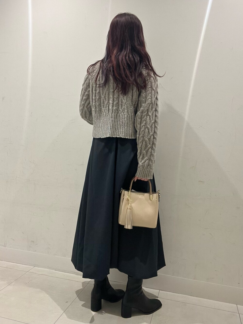 「冬コーデ、休日スタイル、シンプルスタイル、大人かわいい、大人ファッション、女子会コーデ、センスオブプレイス、SENSEOFPLACE、RODE SKO、ロデスコ」｜「SENSE OF PLACE by URBAN RESEARCHのハクプリントラグランケーブルセーター（ニット/セーター、グレー系）」を使った、hikariさん（骨格ストレート・レディース・162cm）の冬コーディネートの2枚目の写真