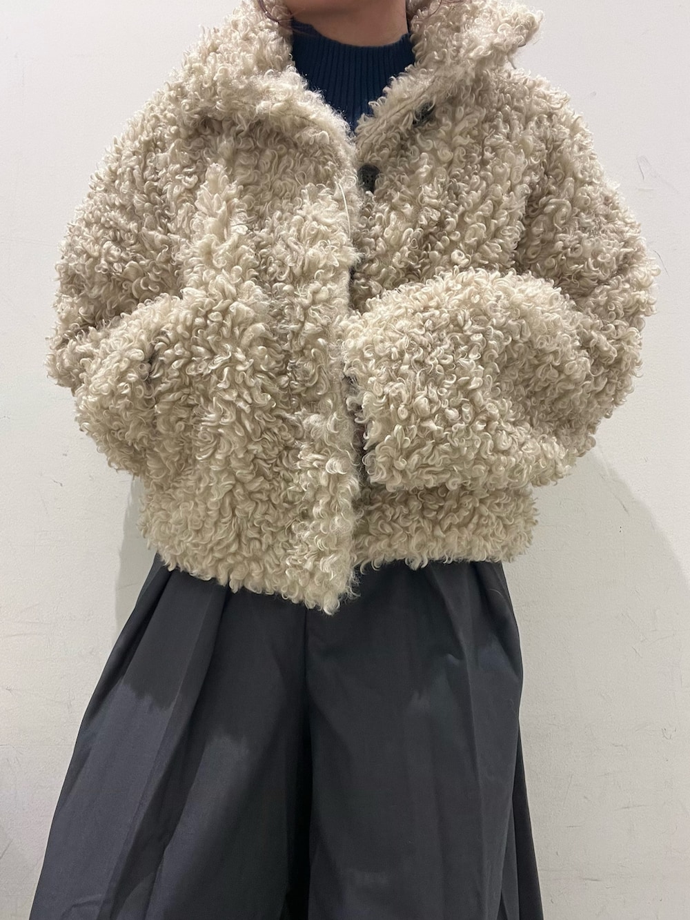 ホワイト系のその他アウター、ブルー系のニット/セーター、グレー系のその他パンツを着用したレディースの秋コーディネートの3枚目の写真