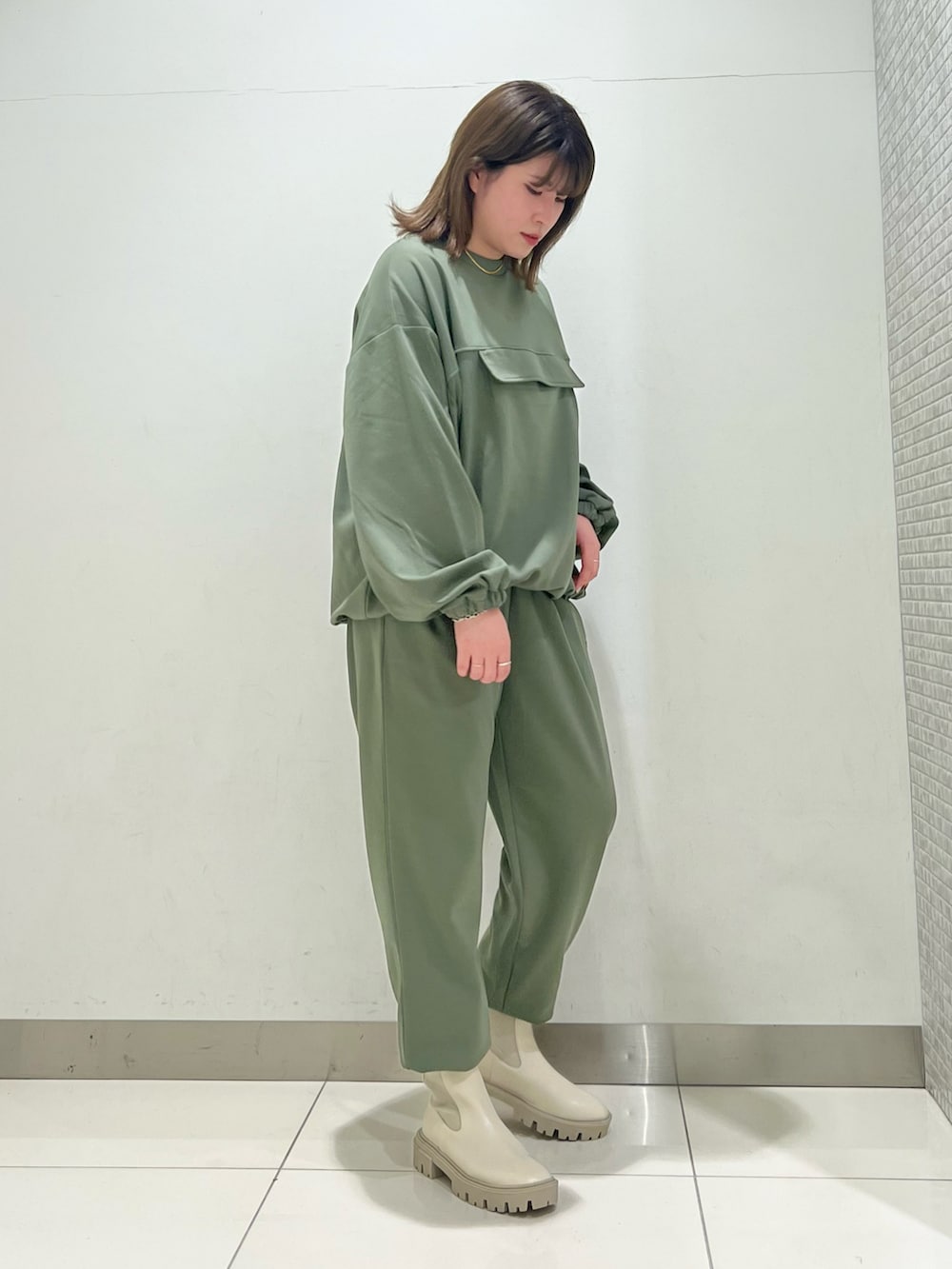 「スウェットパンツ、グリーン、冬コーデ、サイドゴアブーツ、モード、SENSEOFPLACE、厚底シューズ、シンプルコーデ、センスオブプレイス、Uiscel」｜「UiscelのUiscel　アノラックボリュームプルオーバー（スウェット、グリーン系）」を使った、hikariさん（レディース・163cm）の秋コーディネートの2枚目の写真