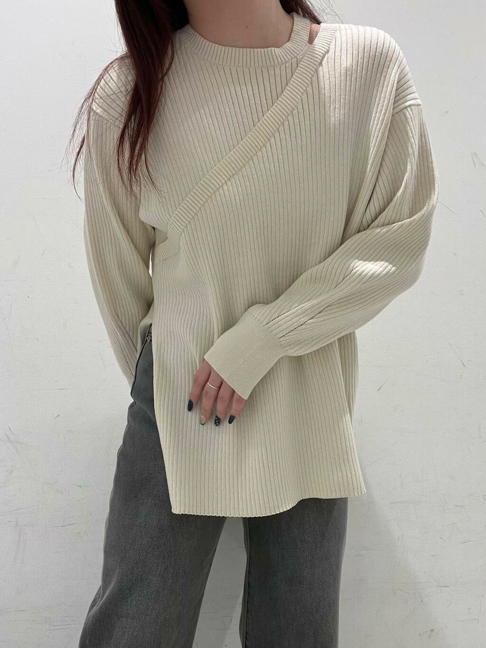 オレンジ系のハンドバッグ、ホワイト系のニット/セーター、ブラウン系のダウンジャケット/コートを着用したレディースの冬コーディネートの3枚目の写真