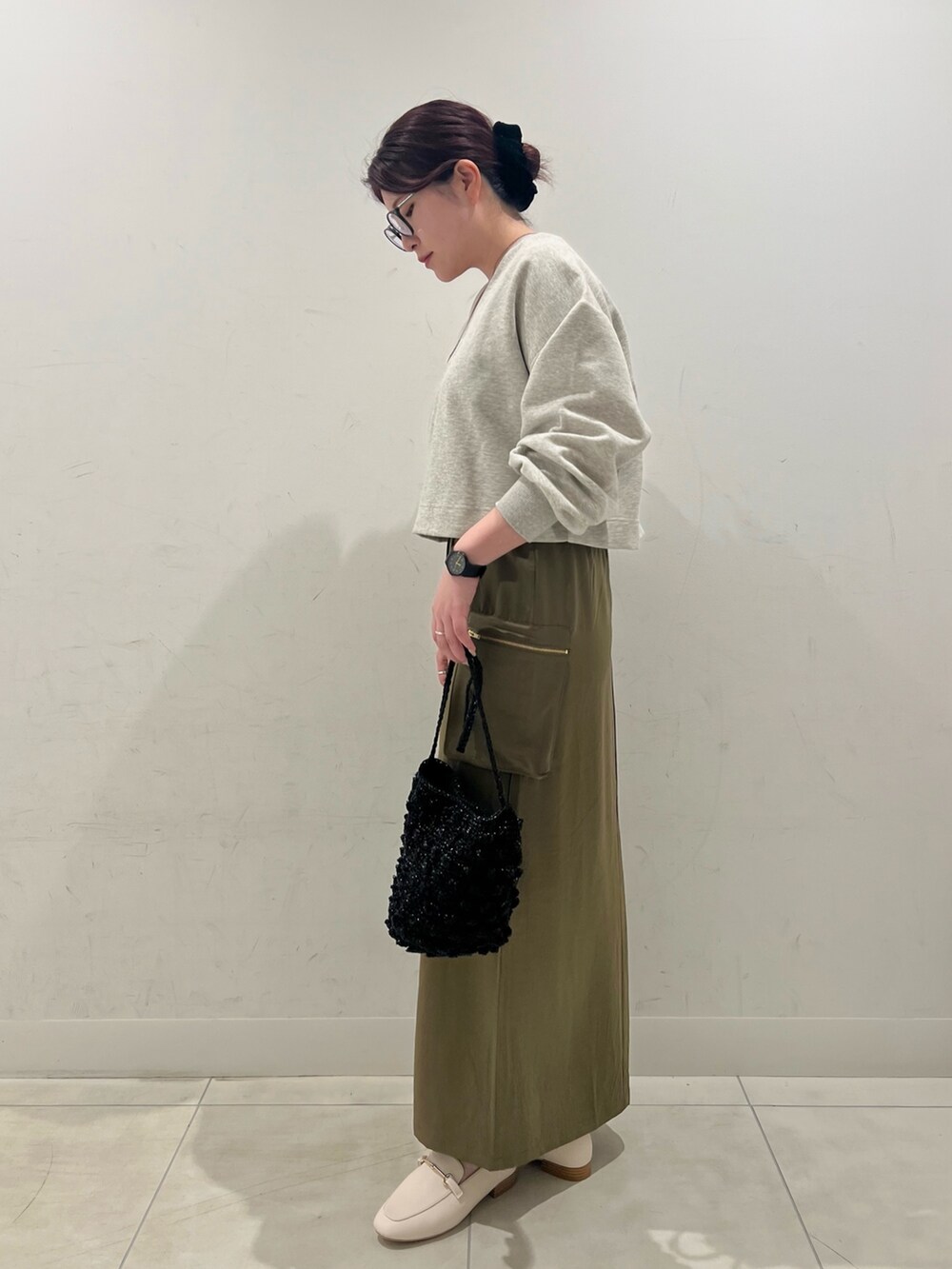 「休日スタイル、スウェット、プチプラ、オトナ女子、カーゴスカート、センスオブプレイス、SENSEOFPLACE、ロデスコ、RODE SKO、ローファー」|「SENSE OF PLACE by URBAN RESEARCHの『WEB先行販売』ボリュームスリーブクロップドトップ(スウェット、グレー系)」を使った、hikariさん(レディース・162cm)の冬コーディネートの2枚目の写真
