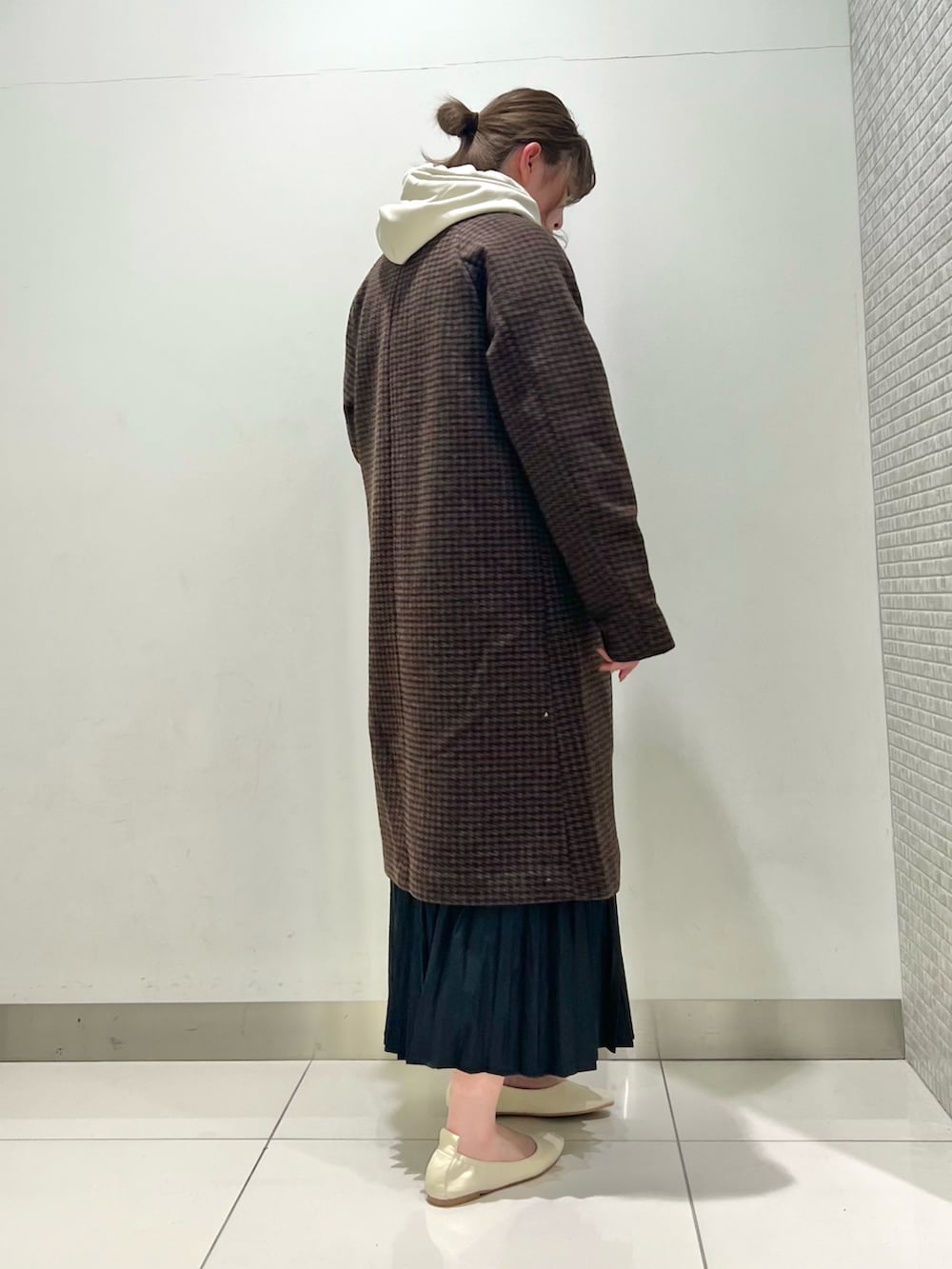 「レザースカート、ロングコート、休日スタイル、プチプラ、ビックシルエット、SENSEOFPLACE、あったかコーデ、センスオブプレイス、チェック柄に恋してる、クリスマスに着たい服」|「SENSE OF PLACE by URBAN RESEARCHのNewzealandWoolステンカラーコート(ステンカラーコート、ブラウン系)」を使った、hikariさん(レディース・163cm)の冬コーディネートの2枚目の写真