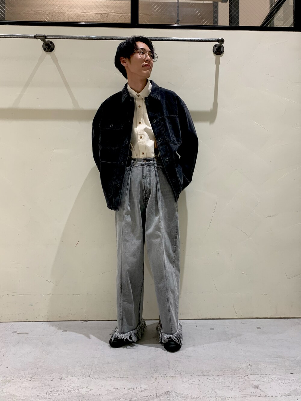 ブラック系のデニムジャケット、ホワイト系のシャツ/ブラウス、グレー系のデニムパンツを着用したメンズの春コーディネートの2枚目の写真