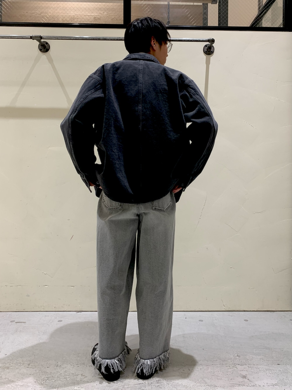 ブラック系のデニムジャケット、ホワイト系のシャツ/ブラウス、グレー系のデニムパンツを着用したメンズの春コーディネートの3枚目の写真